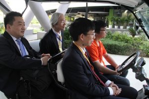 富永昌彦総務審議官がFPT自社開発の自動運転ソリューションを搭載した車に体験乗車